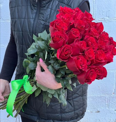 "Севилья"- букет из красных роз с доставкой по городу по Владивостоку